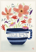 Fleurs d&eacute;licates dans une tasse color&eacute;e